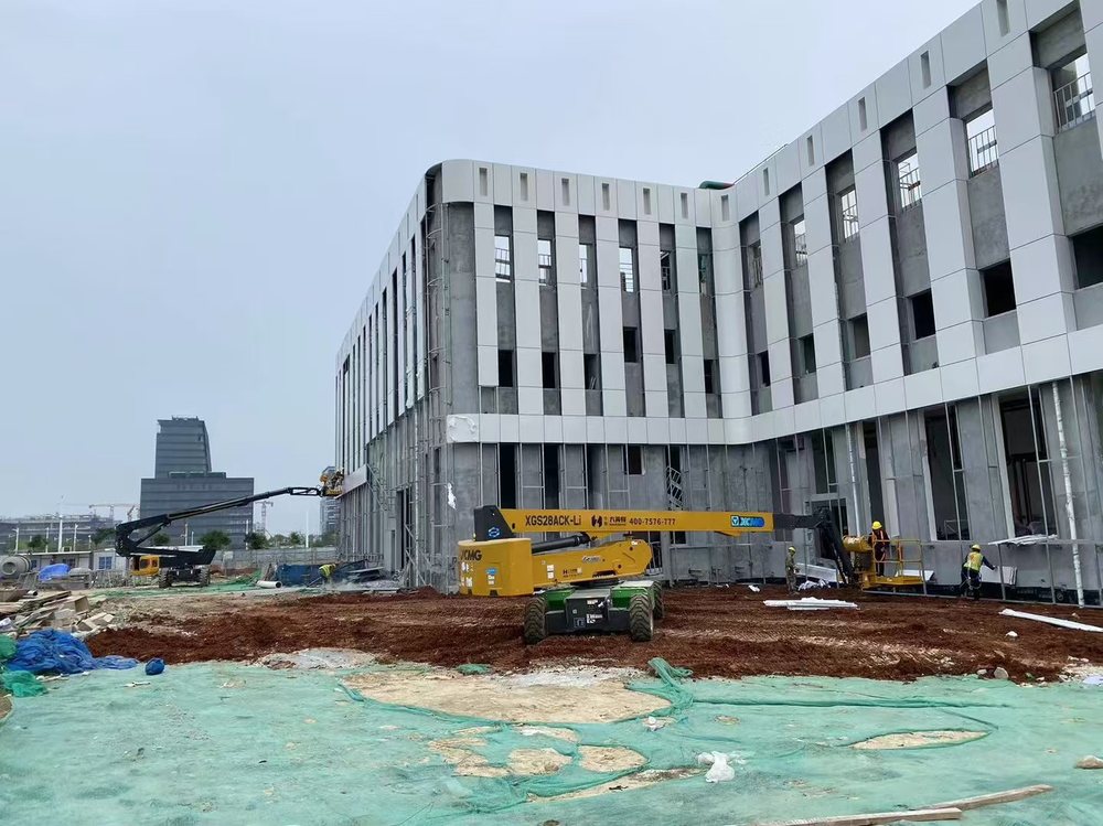 3.0mm PVDF white aluminum panel site installation for office curtain wall