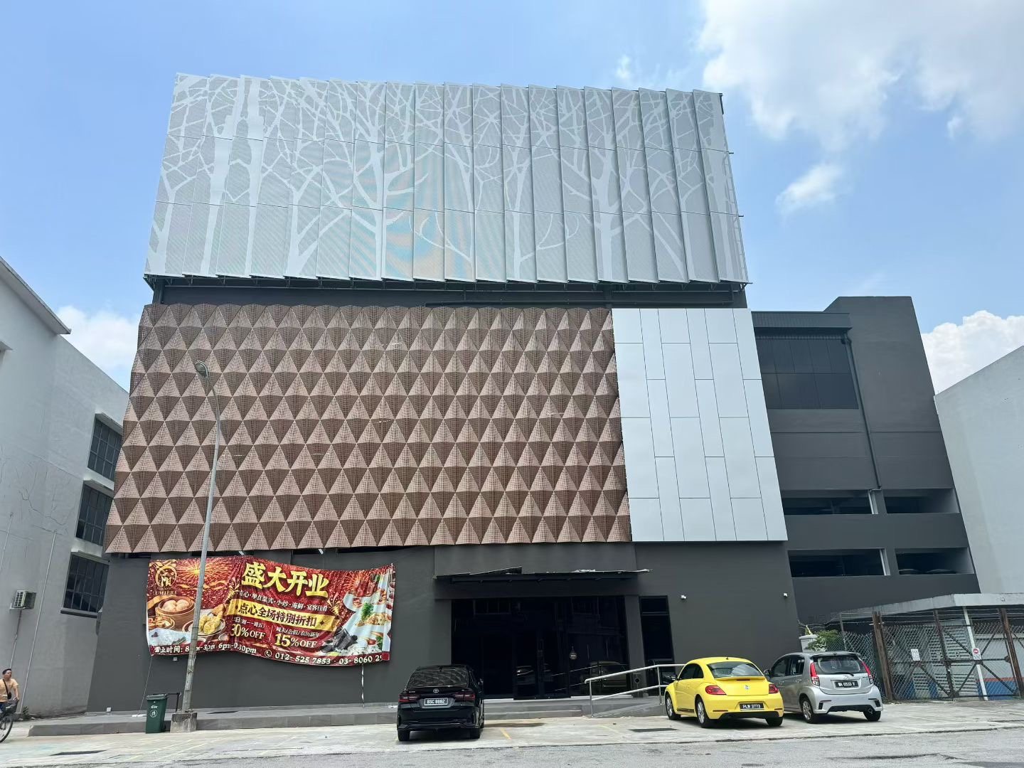 Final view of Malaysia hotel geometric aluminum facade panels supplied by Punchuk