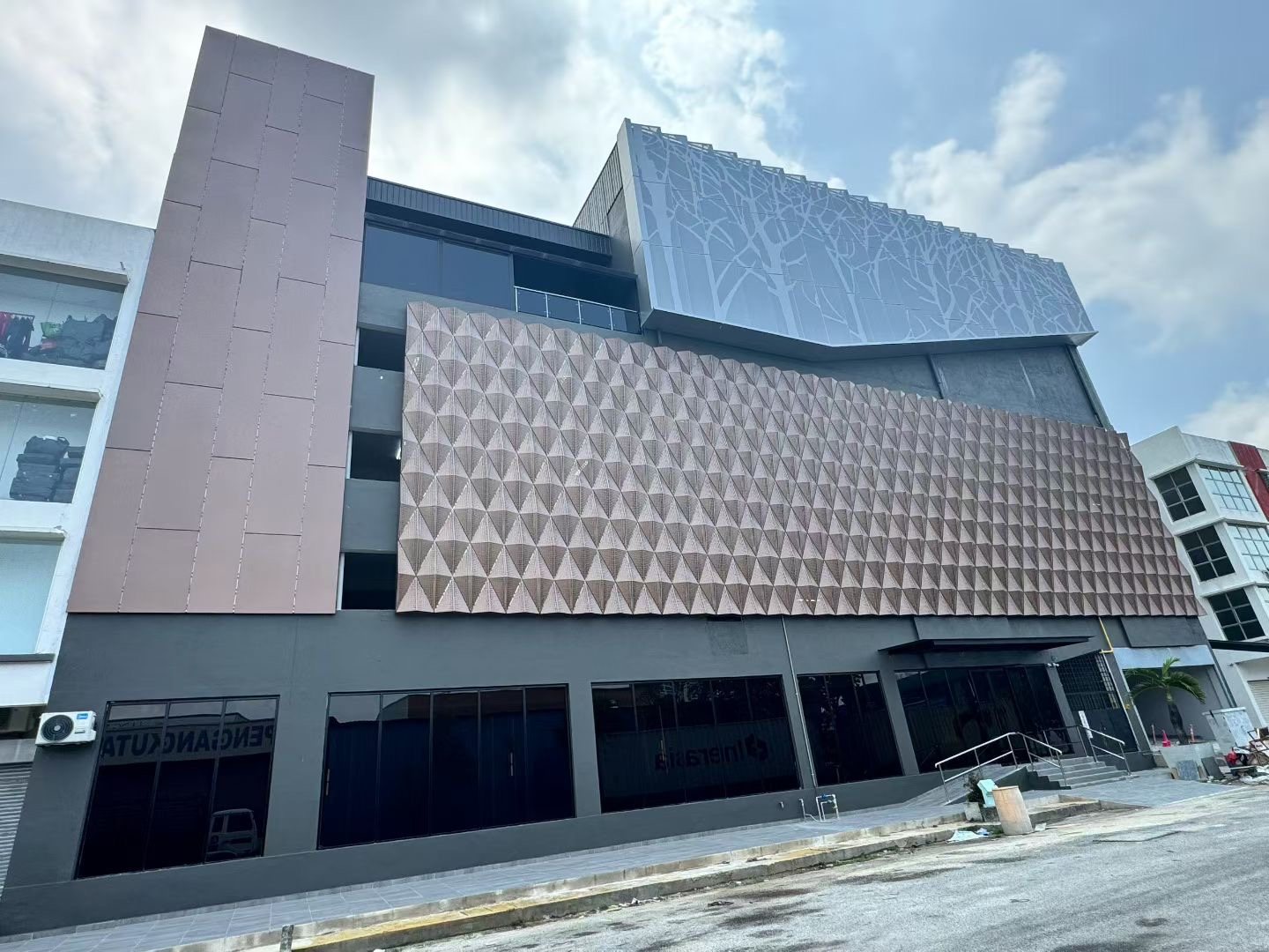 Malaysia hotel solid aluminum panel project case supplied by Punchuk