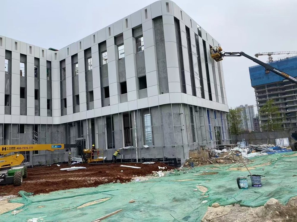 White solid aluminum panel corner installation for Hainan office facade